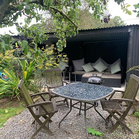 Stunning 2-Bed Cabin in Nantglyn Denbigh Exterior foto