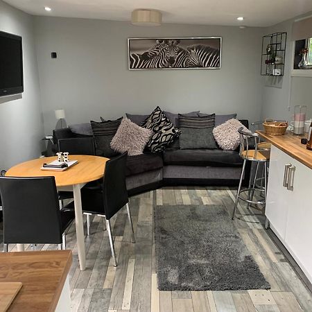 Stunning 2-Bed Cabin in Nantglyn Denbigh Exterior foto