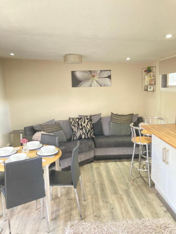 Stunning 2-Bed Cabin in Nantglyn Denbigh Exterior foto