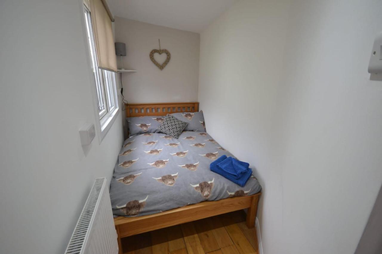 Stunning 2-Bed Cabin in Nantglyn Denbigh Exterior foto