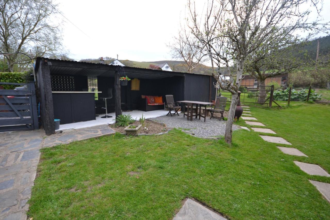 Stunning 2-Bed Cabin in Nantglyn Denbigh Exterior foto