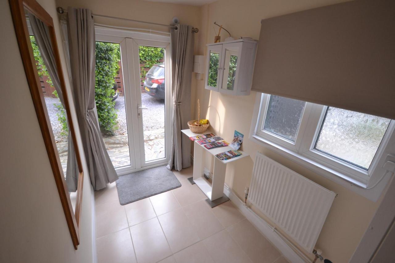 Stunning 2-Bed Cabin in Nantglyn Denbigh Exterior foto