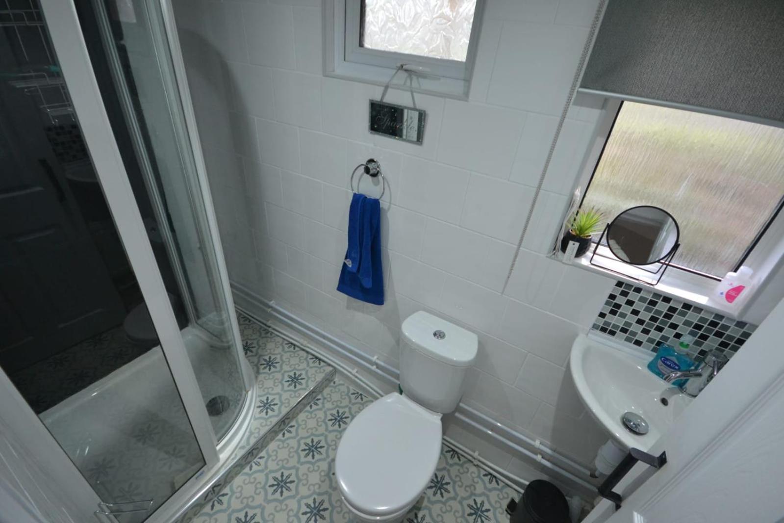 Stunning 2-Bed Cabin in Nantglyn Denbigh Exterior foto